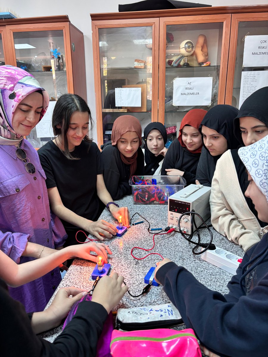 #MaarifModeli #BilenProgramı Fen Bilimleri derslerinde uygulamalı elektrik devresi kurmayı öğreniyoruz.
<a href="/bilecikvaliligi/">BİLECİK VALİLİĞİ</a>
<a href="/bilecikmem/">Bilecik İl Milli Eğitim Müdürlüğü</a>
<a href="/srdl_simsek/">Serdal Şimşek</a>
<a href="/OsmKaymakamligi/">Osmaneli Kaymakamlığı</a>
<a href="/osmanelimem/">osmanelimem</a>
<a href="/meb_dinogretimi/">MEB Din Öğretimi Genel Müdürlüğü</a>