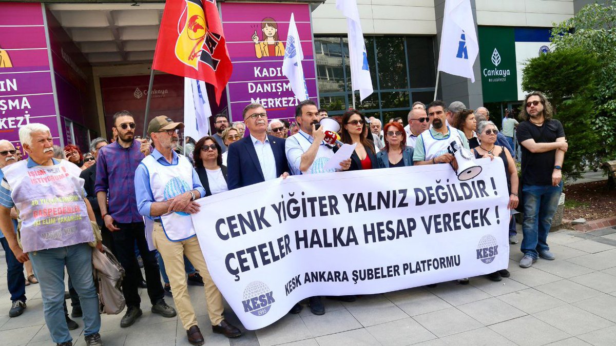 📢 KESK Ankara Şubeler Platformu, evinin önünde silahlı saldırıya uğrayıp hala hastanede gözetim altında tutulan Barış Akademisyeni Cenk Yiğiter için Sakarya Caddesi'nde basın açıklaması gerçekleştirdi.

Yiğiter için hastane önünde de nöbet tutuluyor

 #CenkYiğiterYanızDeğildir