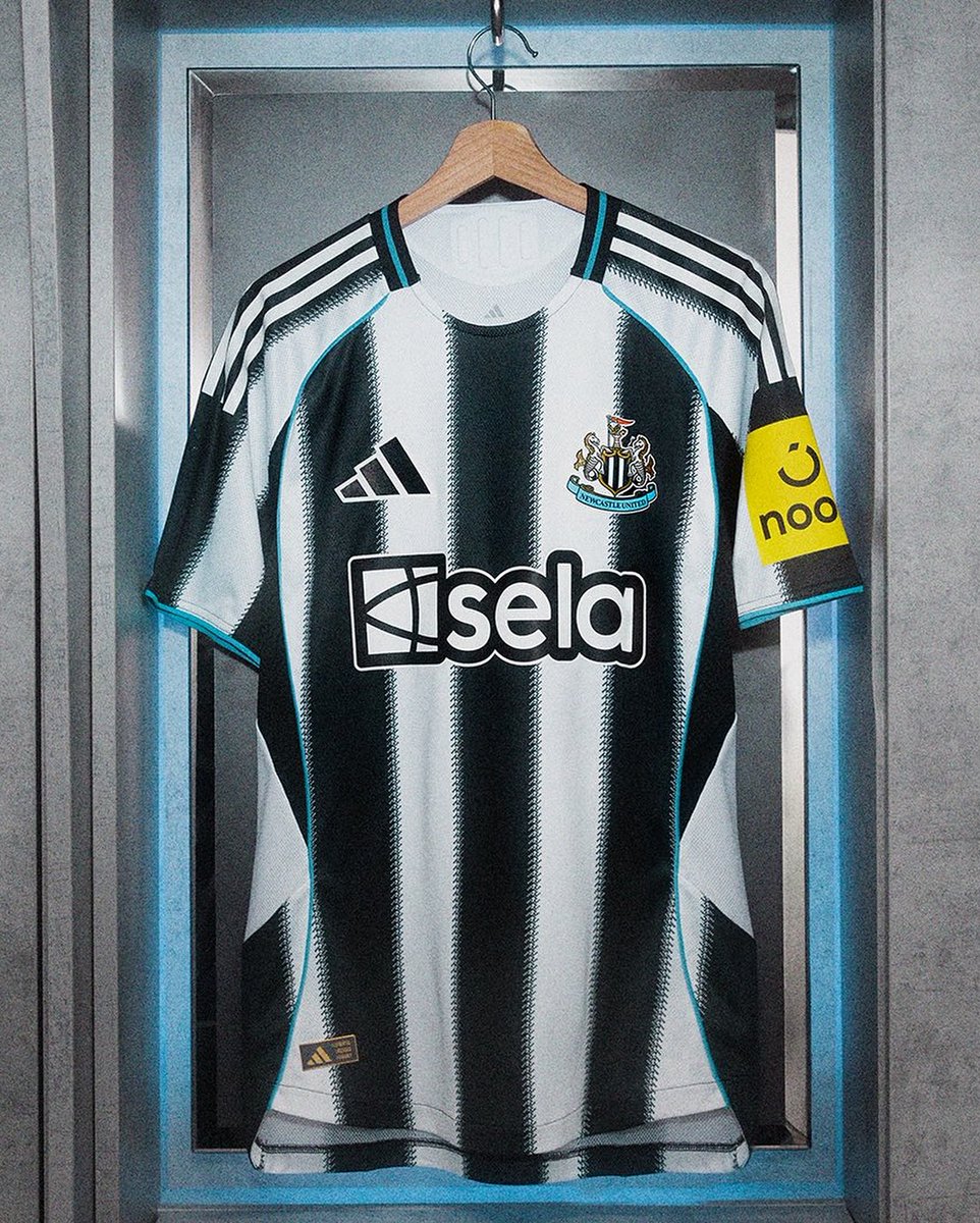 FilippoIJC's tweet photo. Il Newcastle United presenta la nuova maglia home 25/26 firmata Adidas. Classiche strisce bianconere, ma con un twist: bordo seghettato "Shepherd’s Check" e dettagli azzurri in stile vintage.

Che ne pensate?
#NUFC #adidasFootball #ItalianJerseyCollector https://t.co/0xVlCj3X1G