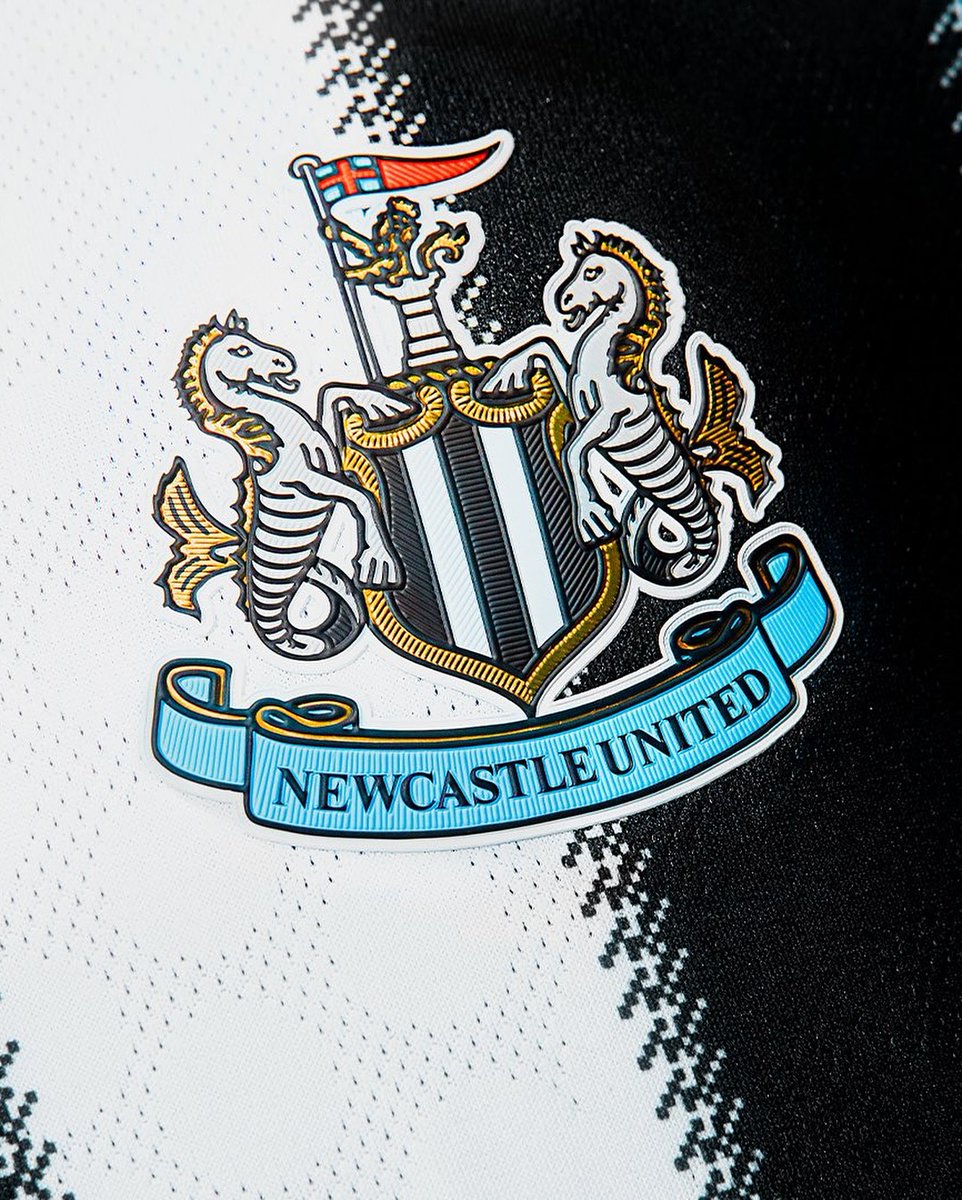 FilippoIJC's tweet photo. Il Newcastle United presenta la nuova maglia home 25/26 firmata Adidas. Classiche strisce bianconere, ma con un twist: bordo seghettato "Shepherd’s Check" e dettagli azzurri in stile vintage.

Che ne pensate?
#NUFC #adidasFootball #ItalianJerseyCollector https://t.co/0xVlCj3X1G