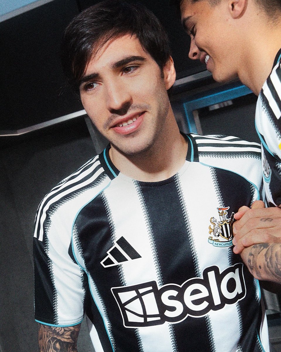 FilippoIJC's tweet photo. Il Newcastle United presenta la nuova maglia home 25/26 firmata Adidas. Classiche strisce bianconere, ma con un twist: bordo seghettato "Shepherd’s Check" e dettagli azzurri in stile vintage.

Che ne pensate?
#NUFC #adidasFootball #ItalianJerseyCollector https://t.co/0xVlCj3X1G