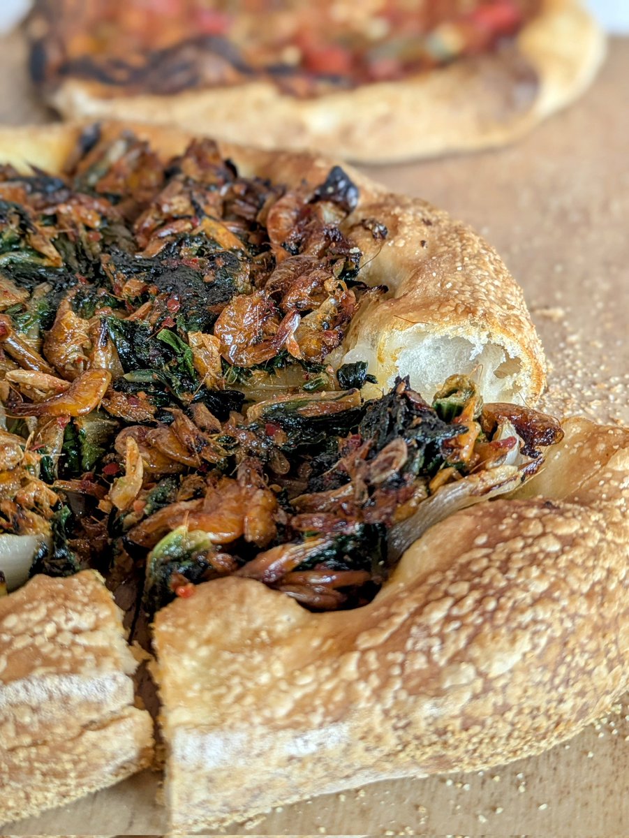 Dos cosetes vos vull dir: el que cuinem i mengem ens identifica tant com a poble com la nostra llengua, per això és tan important cuinar plats locals amb productes locals i també diré que
sense coques no hi ha País Valencià 
Cuina de la terra o muerte! Venceremos!
#DelaMarina