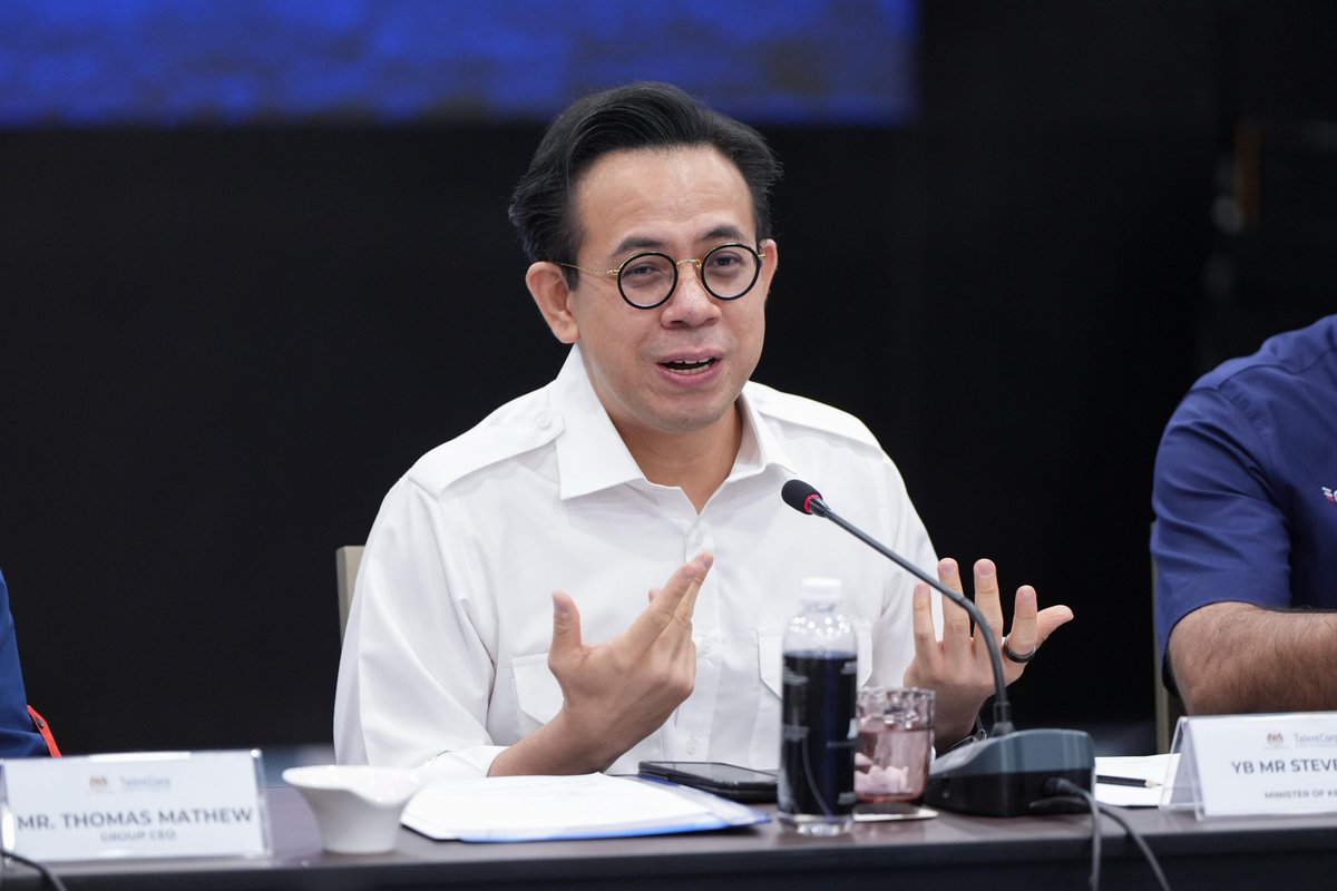 mykesuma's tweet photo. KESUMA DAN MYDIGITAL LANCAR MYMAHIR–NAICI UNTUK PERKASA TENAGA KERJA ERA AI

M World Hotel, Kuala Lumpur | Jumaat, 23 Mei 2025     

Kementerian Sumber Manusia (KESUMA) melalui TalentCorp dan MyDIGITAL melancarkan Majlis AI Kebangsaan MyMahir untuk Industri (MyMahir–NAICI) bagi memacu kesiapsiagaan tenaga kerja negara dalam era kecerdasan buatan (AI). Pelancaran turut menyaksikan pemeteraian MoU antara TalentCorp dan MyDIGITAL yang disaksikan oleh Menteri Sumber Manusia, YB Steven Sim Chee Keong, dan Menteri Digital, YB Gobind Singh Deo.

Inisiatif ini mengangkat prinsip Daya Cipta, Kemampanan dan Ihsan dalam kerangka Malaysia MADANI, dengan matlamat menyelaraskan pembangunan bakat AI secara menyeluruh. Menurut YB Steven Sim, cabaran sebenar adalah untuk memperkasa rakyat Malaysia agar berkembang bersama AI, bukan digantikan oleh teknologi tersebut.

MyMahir–NAICI memberi tumpuan kepada empat teras:

1. Pembangunan bakat AI
2. Integrasi industri
3. Penjajaran dasar dan pembiayaan
4. Tadbir urus pemegang taruh

Kajian awal mendapati kira-kira 620,000 pekerjaan formal berisiko digantikan AI dalam masa 3–5 tahun. Sebagai langkah awal, platform https://t.co/KOuGFabJGL akan menyediakan penilaian AI Readiness Index (AIRI) dan AI sandbox sebagai ruang inovasi untuk menyelesaikan isu industri secara langsung.

Ketua Pegawai Eksekutif TalentCorp, Thomas Mathew menyifatkan program ini sebagai jalinan erat antara dasar dan keperluan industri. Ketua Pegawai Eksekutif MyDIGITAL, Adrian Marcellus pula menekankan kepentingan pelaksanaan AI yang beretika dan berimpak.

Inisiatif ini dipantau oleh Unit Pemantauan Pelaksanaan AI (AI-IMU) dan menyokong pelbagai dasar negara seperti Ekonomi MADANI, NIMP 2030 dan Rangka Tindakan Ekonomi Digital Malaysia, ke arah masa depan tenaga kerja yang lebih cekap dan mampan.

#KementerianSumberManusia
#KESUMA
#MalaysiaMADANI
#MadaniBekerja
#MyMahir 
#AIForAll 
#TalentCorp 
#DigitalEconomy
