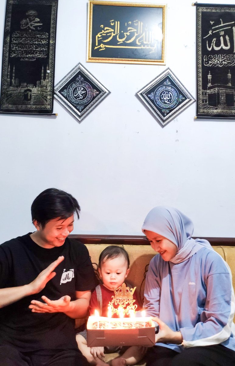 Selamat ulang tahun yang pertama anakku ❤🩵

(23/4/2024)