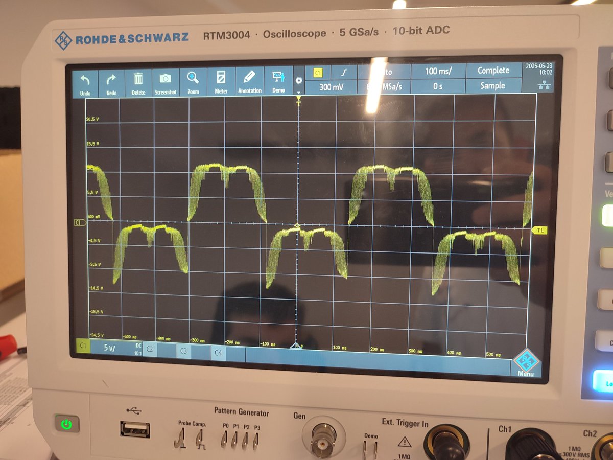 ascisemih's tweet photo. Digital signal processing çok ilginç bir alan. SVPWM denemesi yapalım dedik, çıkışta gökyüzü trafiği başladı. Simülasyon değil göç haritası çıkarttık resmen. https://t.co/nMJCzfUU3H