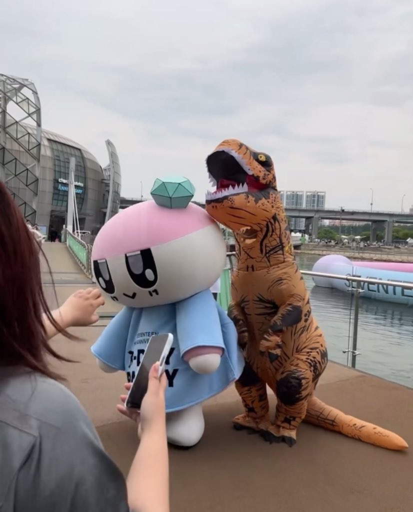 hime1004_'s tweet photo. nemu videonya di threads ngakak bgt help bongbongie vs dino😭😭✋ https://t.co/N4KeaJE6r0