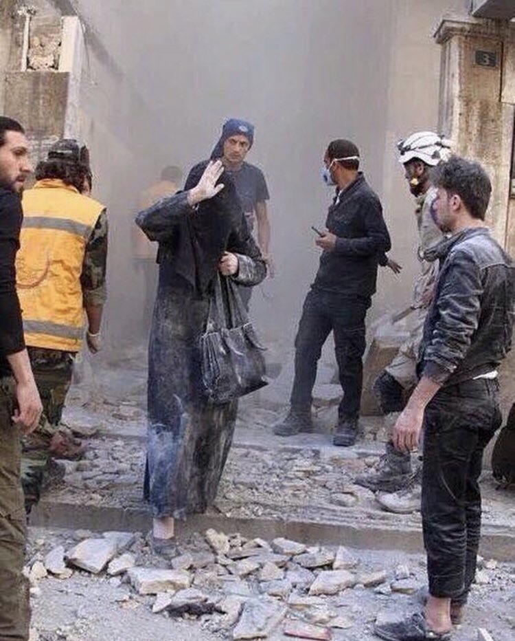 خرجت من بين الانقاض و أبت ان يمسها رجل حتى لمساعدتها..

اي طهر هذا ؟!!