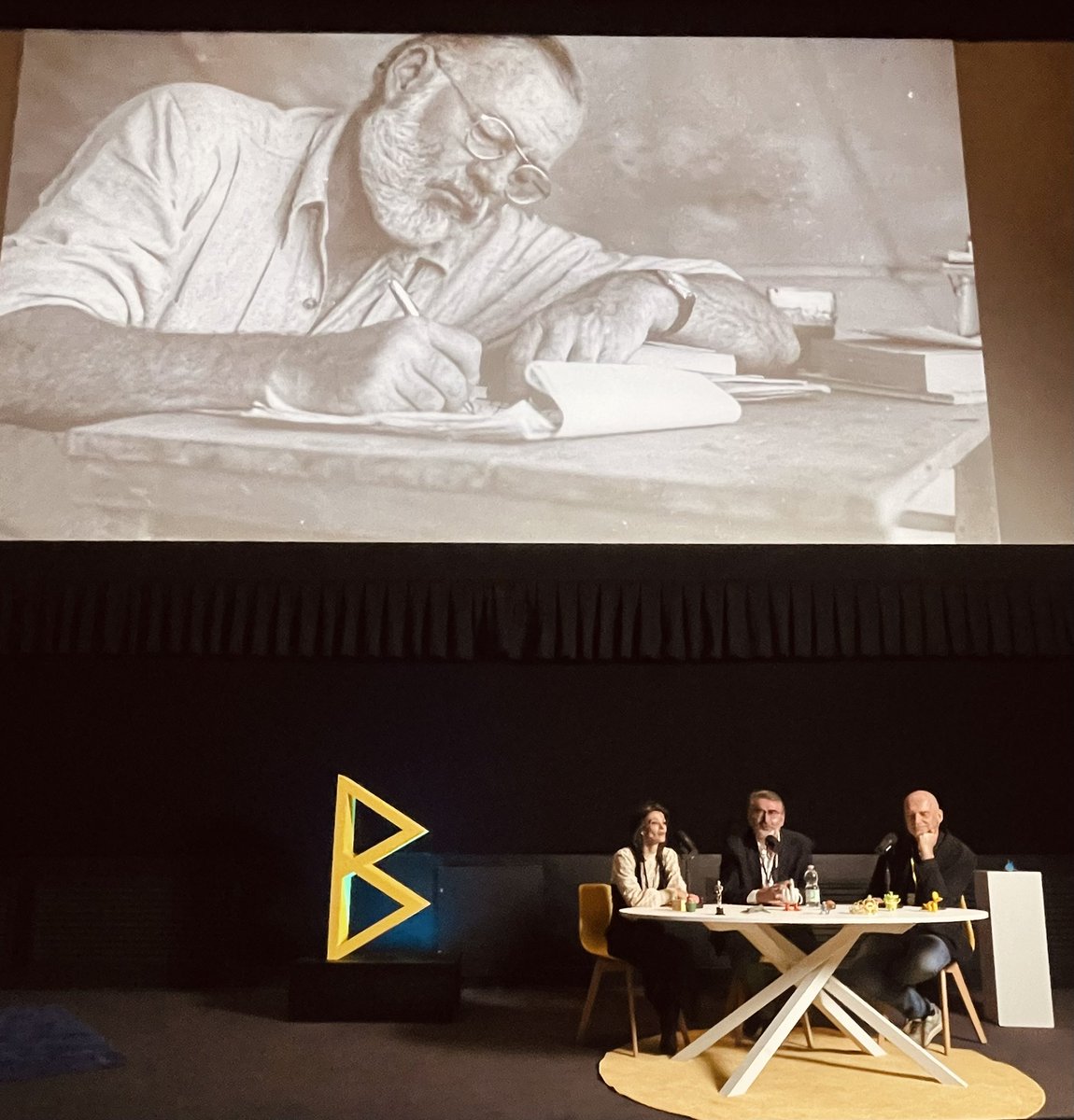 Si parla di scrittura e un nume tutelare appare ad accertarsi che il dialogo sia
“rispettoso” del valore della parola scritta 😉
Sento che può ritenersi soddisfatto…
#VidensFestival #agenziaBrief #Newsletter 
<a href="/marcobardazzi/">Marco Bardazzi</a> <a href="/beamediacompany/">Bea – Be a Media Company</a>