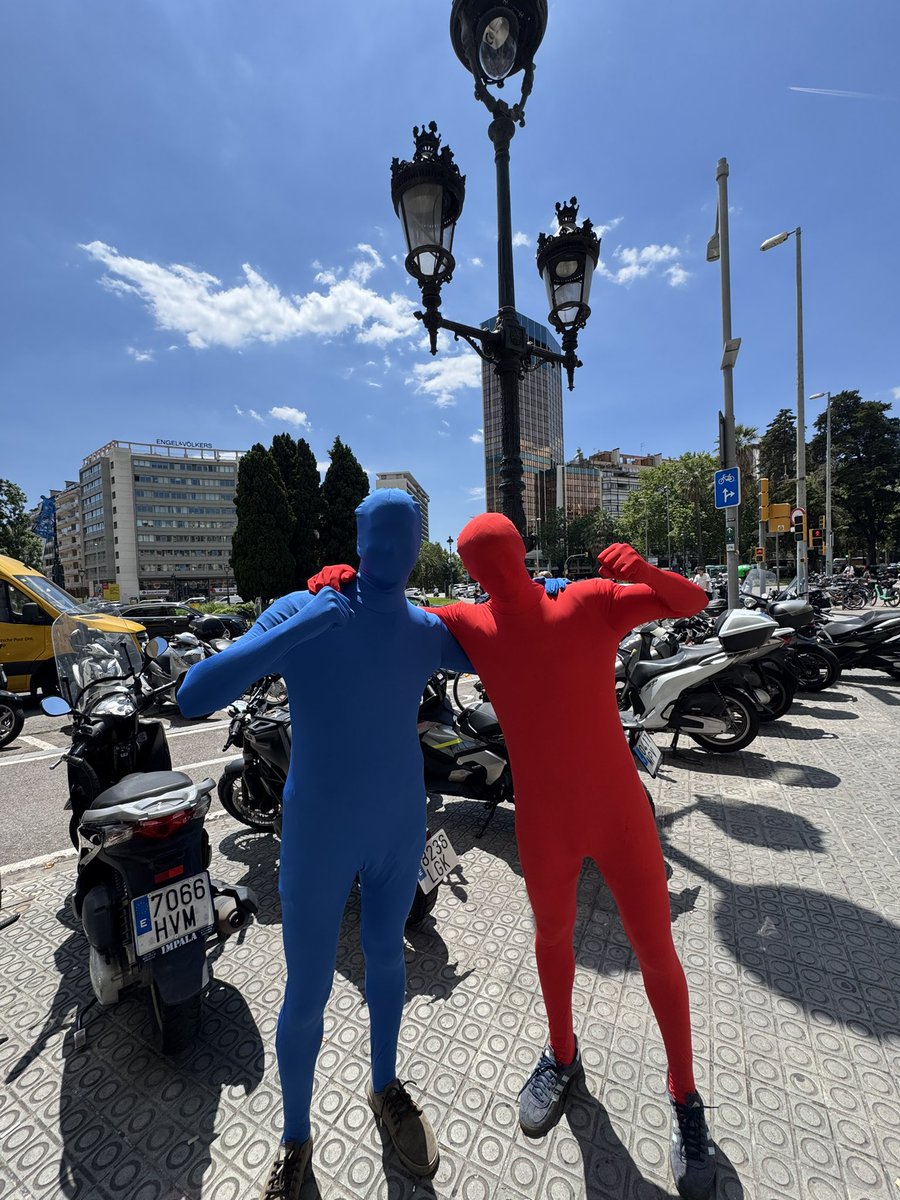 victor_nahe's tweet photo. Estos dos chicos se casan y están hoy de despedida por Barcelona 

El de rojo en junio y el de azul en julio (trabaja en el Barça pero no se puede decir quién es)

Estaban comiendo ahora y empezando un fin de semana con los colegas 

Les han hecho disfrazarse de azulgrana https://t.co/r6eZAdfYpi
