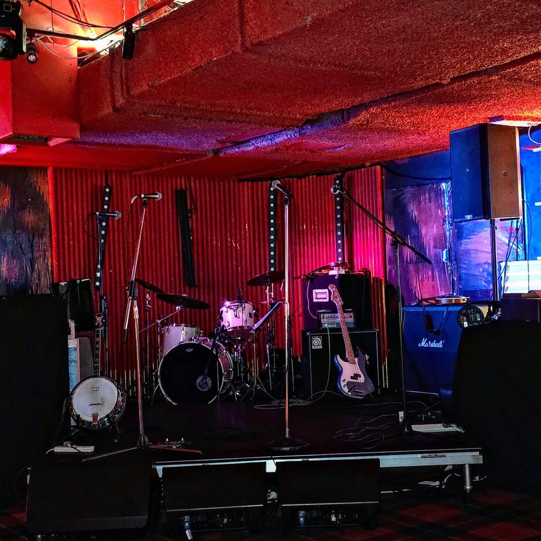 Calm before the storm at Dingbats Party Pit 🌩