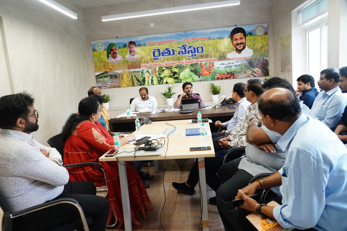 DirectorAgriTS's tweet photo. Dr. B. Gopi, IAS, Director of Agriculture, reviewed fertilizer stock and supply status in Telangana for Vanakalam preparedness with MD MARKFED, fertilizer companies, and officials from Agriculture department & Tg MARKFED. #Vanakalam #FertilizerSupply #Telangana https://t.co/bYNm91888h