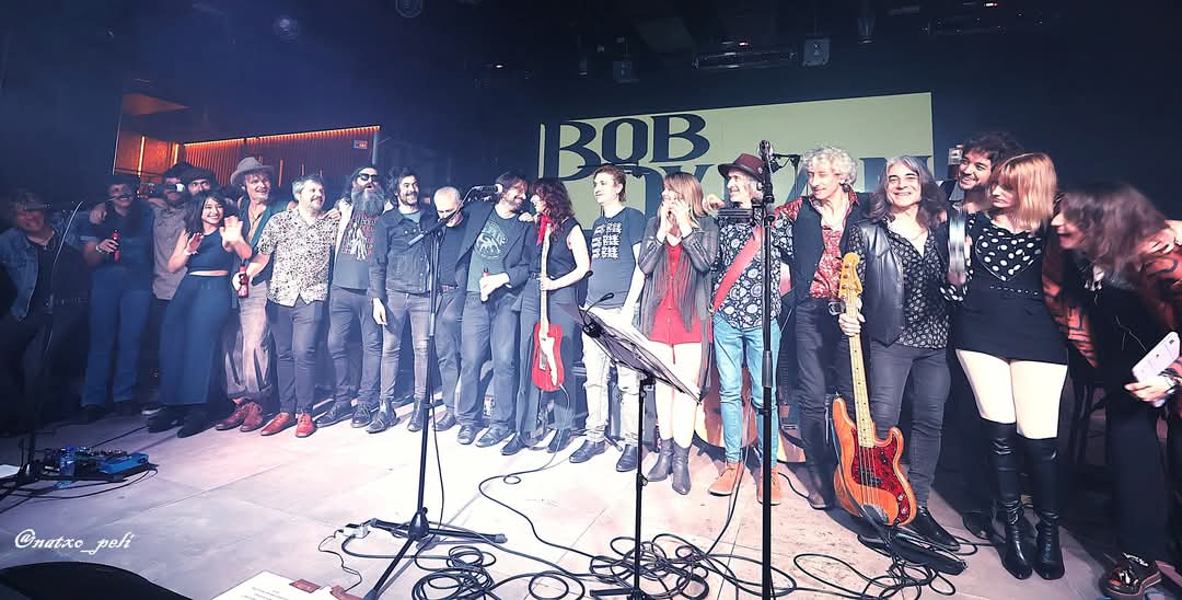 Disparos por @natxo_peli.
Gustazo de noche dylanita entre amigos y bandaza. Gracias, Nat.
Luego os comparto el vídeo.
Salud y arrumacos.