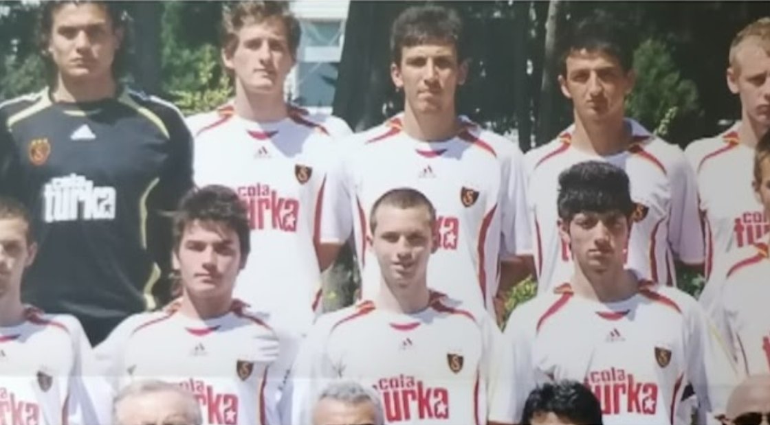 gsformaOrg's tweet photo. 2006-2007 sezonunu şampiyon olarak tamamlayan PAF takımımız, poster çekimi sırasında beyaz formalarıyla poz veriyorlar. kaynak: Galatasaray Dergisi

#Galatasaray #tarih #sportarihi #galatasaraytarihi #PAF #altyapı https://t.co/y3pyIAMVBE