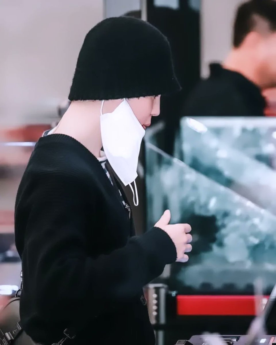 Aceprincejimin's tweet photo. Jimin at Gimpo Airport 

Our JIMIN always cute, lovely and handsome 🐥❤️😍

#jimincomeback #jiminjimin #btsjiminpark #jimin https://t.co/s5ByHUjlrg