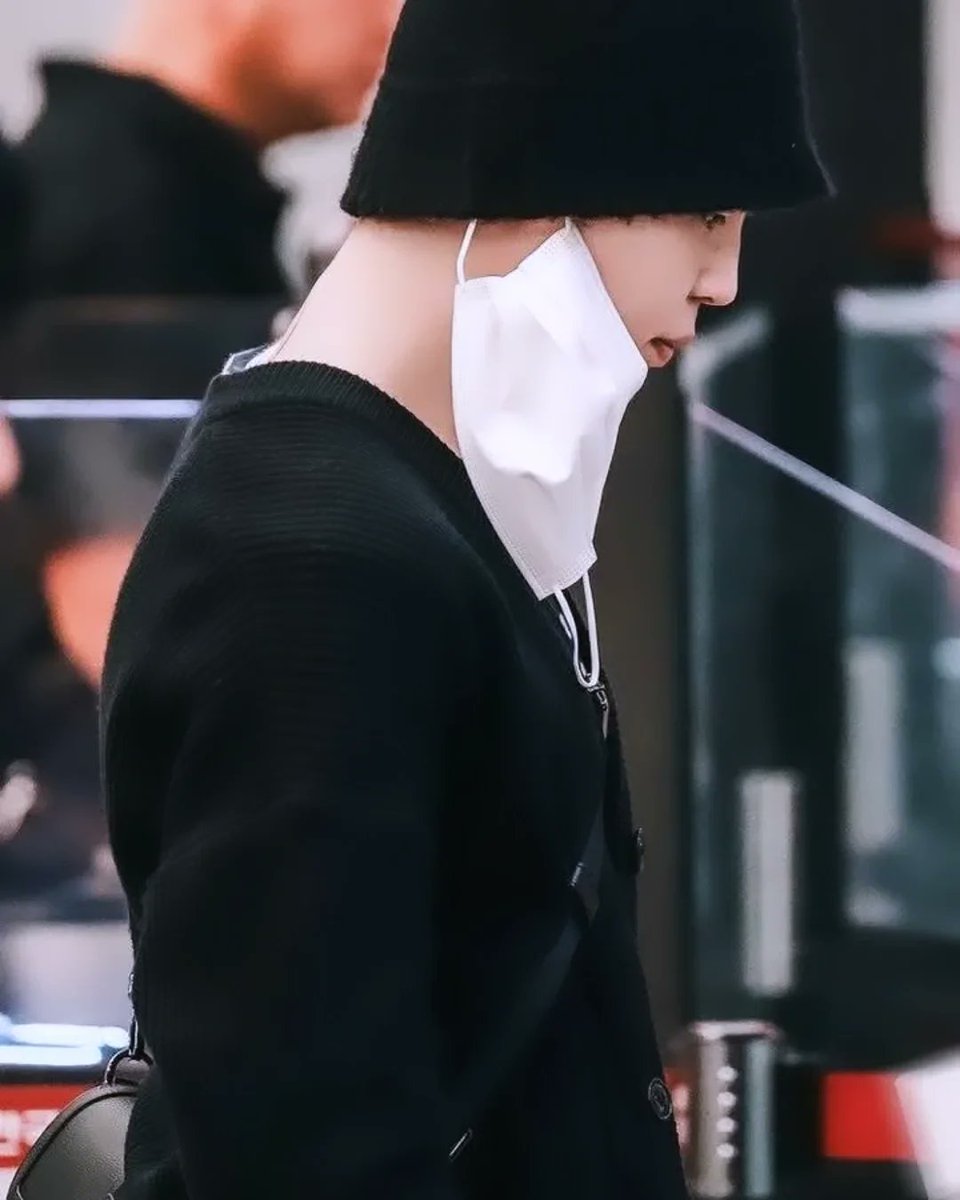 Aceprincejimin's tweet photo. Jimin at Gimpo Airport 

Our JIMIN always cute, lovely and handsome 🐥❤️😍

#jimincomeback #jiminjimin #btsjiminpark #jimin https://t.co/s5ByHUjlrg