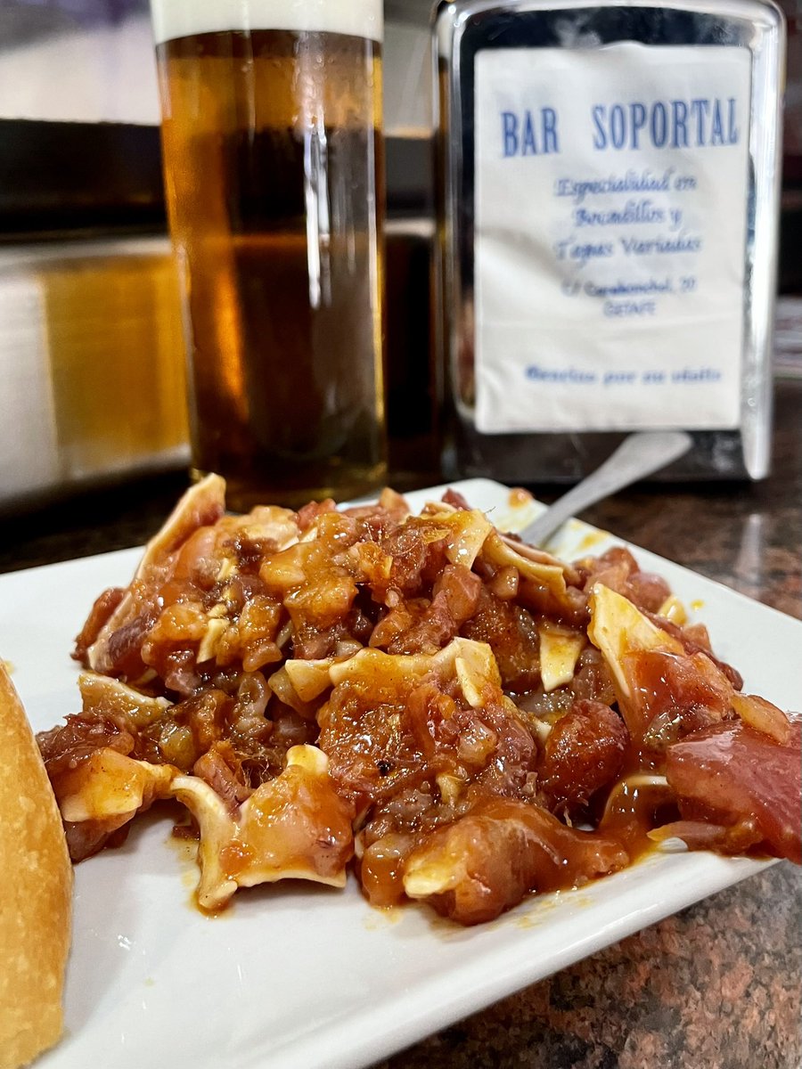 Tubo de cerveza con su oreja, bien melosa, de aperitivo para abrir la veda del fin de semana.

Maravillosa barra la del “Soportal” (Getafe) con esa plancha vista

Nuestros baretos!