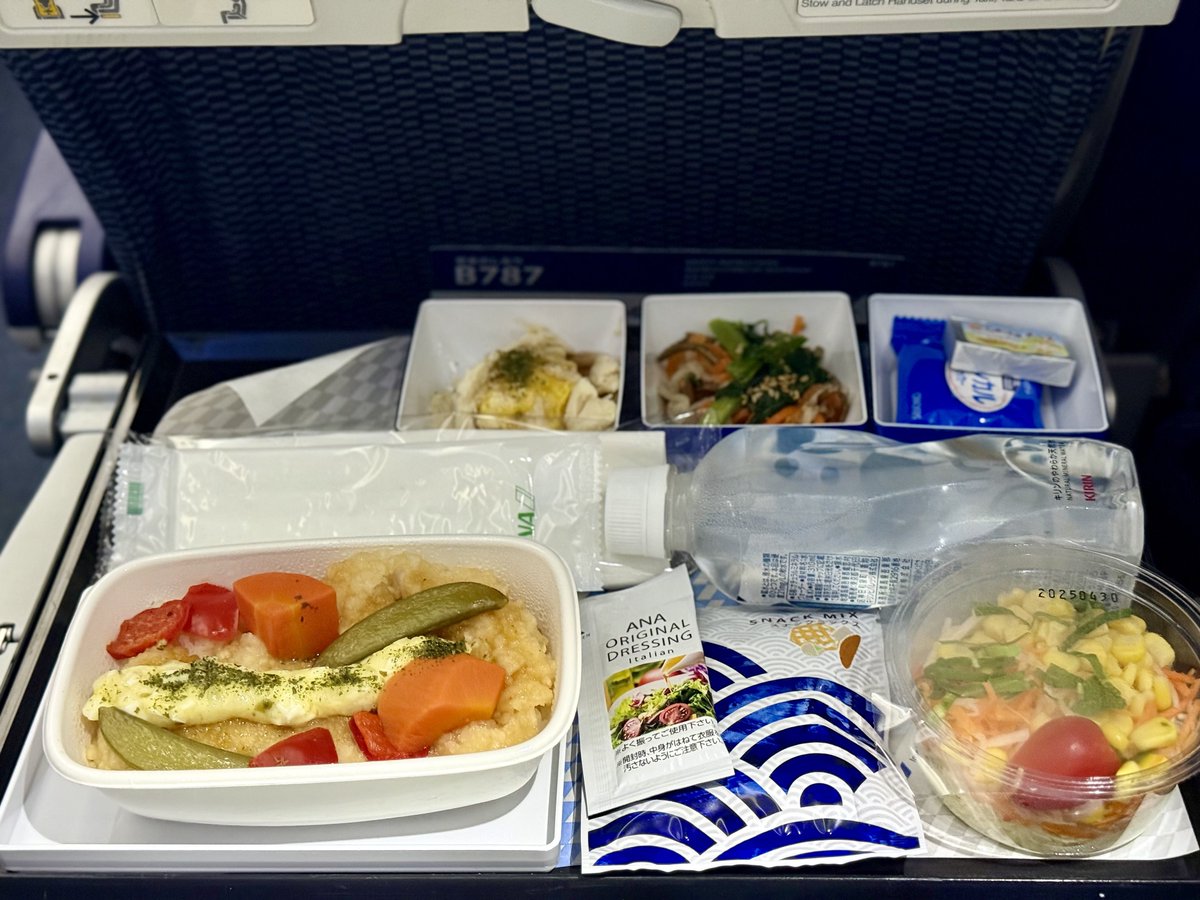 nick199507's tweet photo. ANA879便🛫（羽田→シドニー🇦🇺）

GWに搭乗したシドニーまでの深夜便

約9時間30分ほどのフライト、機内食は深夜便だったので離陸後1回、着陸の2時間ほど前に軽食のサービスがありました。

今回2タミのANAラウンジシャワーを利用した際、たまたまかもしれないですが、水圧がだいぶ優しめでした😇 https://t.co/Q8ZmGpiyne