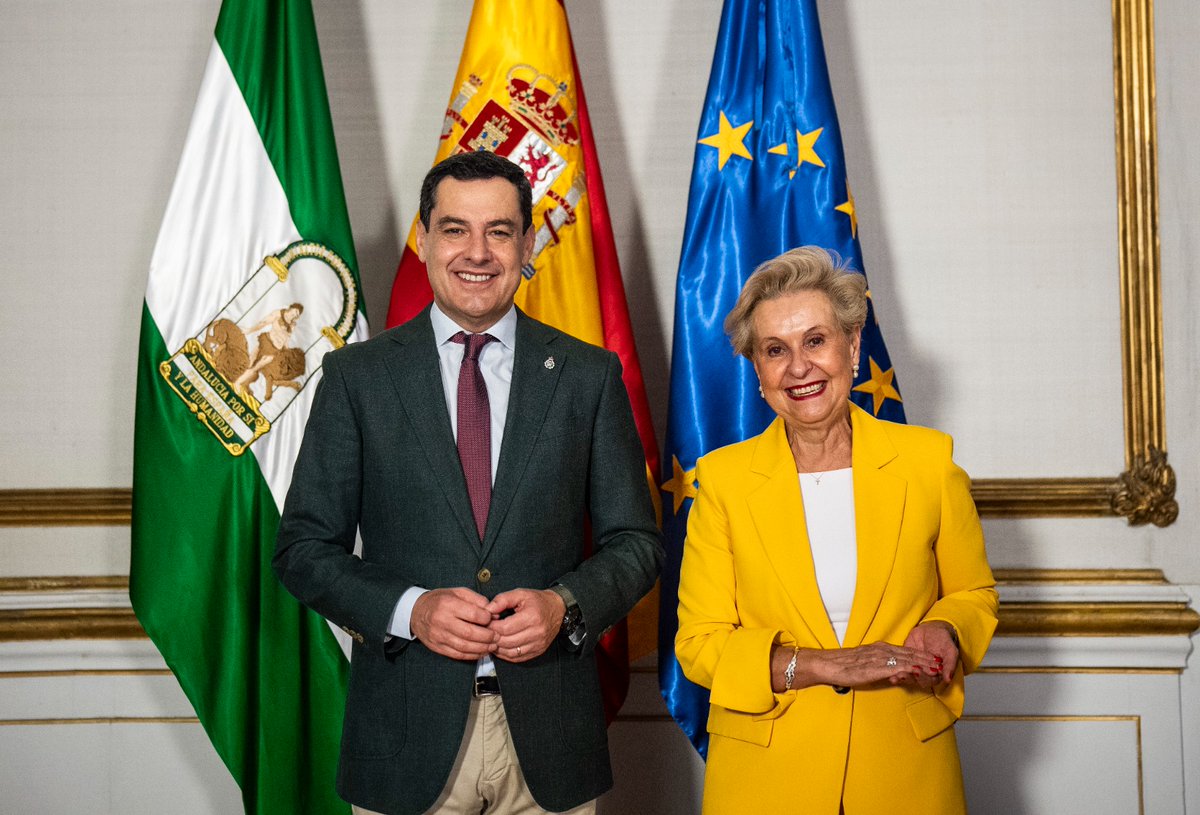 QuintanillaCarm's tweet photo. Gracias, presidente @JuanMa_Moreno , por su compromiso firme y cercano con las mujeres rurales de Andalucía y de toda España. Seguiremos avanzando junto a líderes que creen en el desarrollo y la igualdad en el medio rural. Con Rita Mateos, siempre a mi lado. #AFAMMER https://t.co/P9yjMyu85G