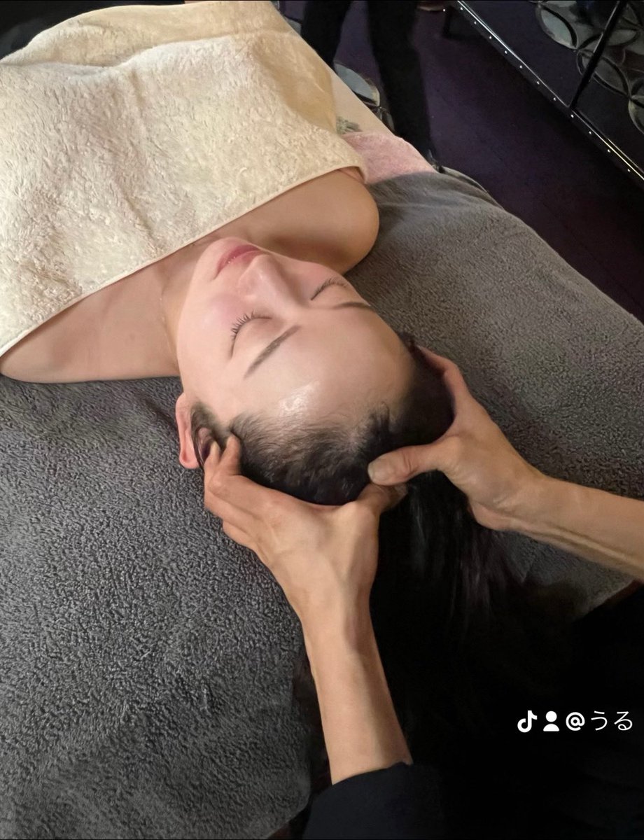 sengansensei's tweet photo. 小顔も髪も”土台”から変える
実は、顔と頭皮は1枚の皮。
だから頭皮がかたくなると...
顔がたるむ
髪にハリ・コシがなくなる
■ 目元がぼやけて見える
そして頭皮が1ミリたるむとお顔は1cmたるむ
お尻は5cmたるむとゆう恐ろしい事実をご存知でしょうか
頭皮がたった
1mmたるむだけで...
肌は10倍... https://t.co/Gepu0m1JDs