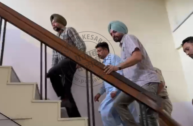 KesariPunjab's tweet photo. जालंधर से AAP विधायक रमन अरोड़ा को विजिलेंस ने किया गिरफ्तार। विजिलेंस दफ्तर में टीम कर रही पूछताछ। इसके बाद रमन अरोड़ा को कोर्ट में किया जाएगा पेश। मौके पर पहुंच रहे विजिलेंस के आला अधिकारी।
#MLARamanArora #Vigilanceoffice #crime #PunjabGovernment #Jalandhar #CMMann https://t.co/MPyqHplH7J