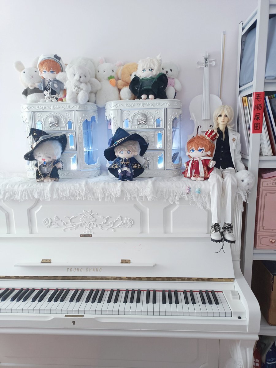 XiRuoxuan's tweet photo. 花知晓新的allin礼盒忘了发，依然我和泡泡 一人一个，每次都2个所以书架上桌子上桌子下都放满了，仲夏夜当了床头柜，这次的新盒子和钢琴蛮配的，还可以装些祁煜娃娃手办谷子 #花知晓 #国货彩妆 #花知晓珍珠贝壳 #flowerknows https://t.co/A9bEwf2kae