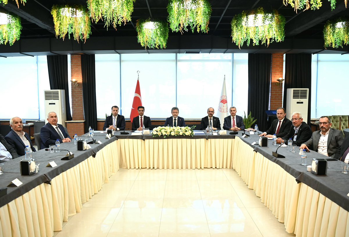 37pinarbasi37's tweet photo. 📍 Ankara | Tarım ve Orman Bakanlığı

Tarım ve Orman Bakanımız Sayın İbrahim YUMAKLI beyefendiyi, Kaymakamımız Sayın Onur ÇELİK, Belediye Başkanı Sayın Serkan ARI, İl Genel Meclis Üyeleri Sayın Mehmet YILMAZ, Sayın Yavuz GÖK ve Muhtarlarımız, Bakanlıkta ziyarette bulundular. https://t.co/6U3qYWU7bR