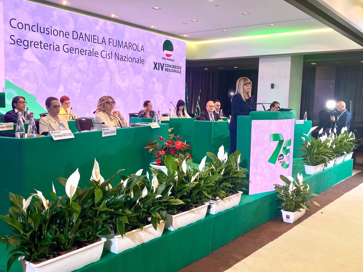 CislNazionale's tweet photo. #DanielaFumarola a Bari: “Grazie a tutta la comunità della Cisl Puglia per l’energia e la passione che mette nel suo lavoro, per la capacità di essere sempre in prima linea per dare risposte ai bisogni di un tessuto sociale sempre più diseguale, parcellizzato, segnato da marginalità e disagio, divari di genere e generazionali. Questioni che pretendono un riscatto fatto di parità di diritti e opportunità di sviluppo, di sussidiarietà e prossimità, capacità progettuale e di governo a tutti i livelli”.