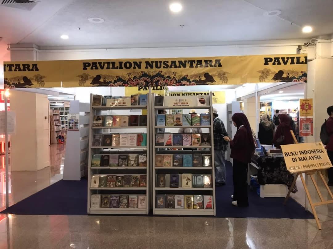 nilkuhaku's tweet photo. Nil ada buat cerpen dengan kawan2 Nil.
Kalau nak, ada di PBAKL. Boleh dapatkan di booth Nusantara. Ada dua tempat. 1 di Marquee Tent, 1 lagi di bilik Mawar.
Ada 33 buah cerita. 14 penulis. Insya Allah kalau korang naik tren boleh baca dalam tren sebab banyak cerpen pendek.

Ehe! https://t.co/hLlpMm02R4