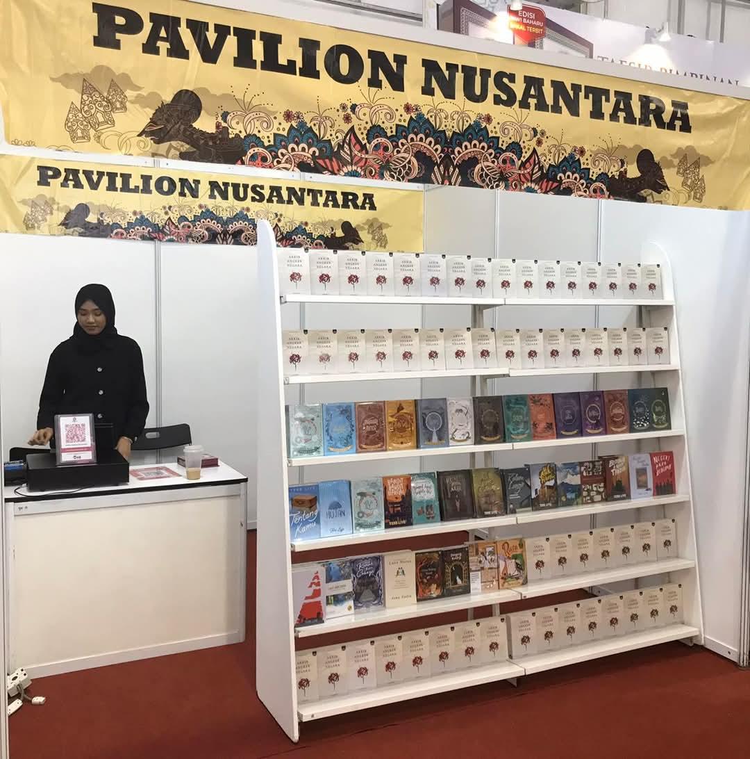 nilkuhaku's tweet photo. Nil ada buat cerpen dengan kawan2 Nil.
Kalau nak, ada di PBAKL. Boleh dapatkan di booth Nusantara. Ada dua tempat. 1 di Marquee Tent, 1 lagi di bilik Mawar.
Ada 33 buah cerita. 14 penulis. Insya Allah kalau korang naik tren boleh baca dalam tren sebab banyak cerpen pendek.

Ehe! https://t.co/hLlpMm02R4