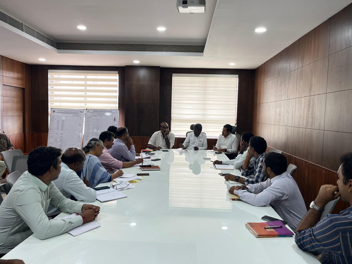 ಉಡುಪಿಯಲ್ಲಿನ ಬಿಎಸ್‌ಎನ್‌ಎಲ್ ಸಮಸ್ಯೆಗಳ ಬಗ್ಗೆ ಶಾಸಕರು ಹಾಗೂ ಸಂಬಂಧಿಸಿದ ಅಧಿಕಾರಿಗಳೊಂದಿಗೆ ಉಡುಪಿ ಜಿಲ್ಲಾಧಿಕಾರಿಗಳ ಕಛೇರಿ ರಜತಾದ್ರಿ ಮಣಿಪಾಲ ಇಲ್ಲಿ ಸಭೆ ನಡೆಸಲಾಯಿತು. ಟವರ್ ನಿರ್ಮಾಣ, ಹಳೆ ಟವರ್‌ಗಳಿಗೆ ಬ್ಯಾಟರಿ ಅಳವಡಿಕೆ ಸೇರಿದಂತೆ ಹಲವಾರು ವಿಚಾರಗಳ ಕುರಿತಾಗಿ ಚರ್ಚಿಸಲಾಯಿತು.