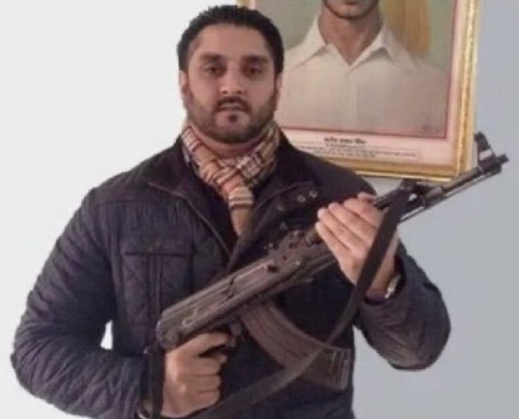 Os presento al nuevo alcalde de Derby, Inglaterra. 

En 2014, fue despedido de su cargo de magistrado por publicar una foto en la que posaba con un AK-47. 

A este paso, Reino Unido acabará perdiendo su identidad y los ingleses serán minoría en su propio país. En España ya está