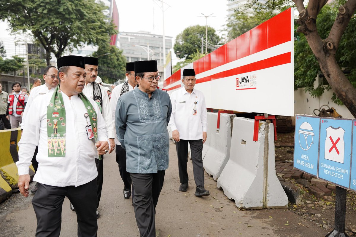 pramonoanung's tweet photo. Blok M yang menjadi pusat aktivitas warga, harus bisa naik kelas dan menjadi lebih tertib. 

Trotoar diintegrasikan, parkir liar ditertibkan, dan kawasan dihidupkan. 

InsyaAllah bisa membuat semua lapisan masyarakat nyaman di Blok M. https://t.co/d9IEvS8fym