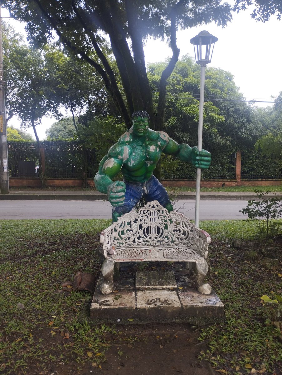 Sos de Cali si sabés dónde queda este monumento (?)

Conocen más monumentos raros en el espacio público?
#EspacioPublicoRandom
#CaliEsDondeDebesEstar