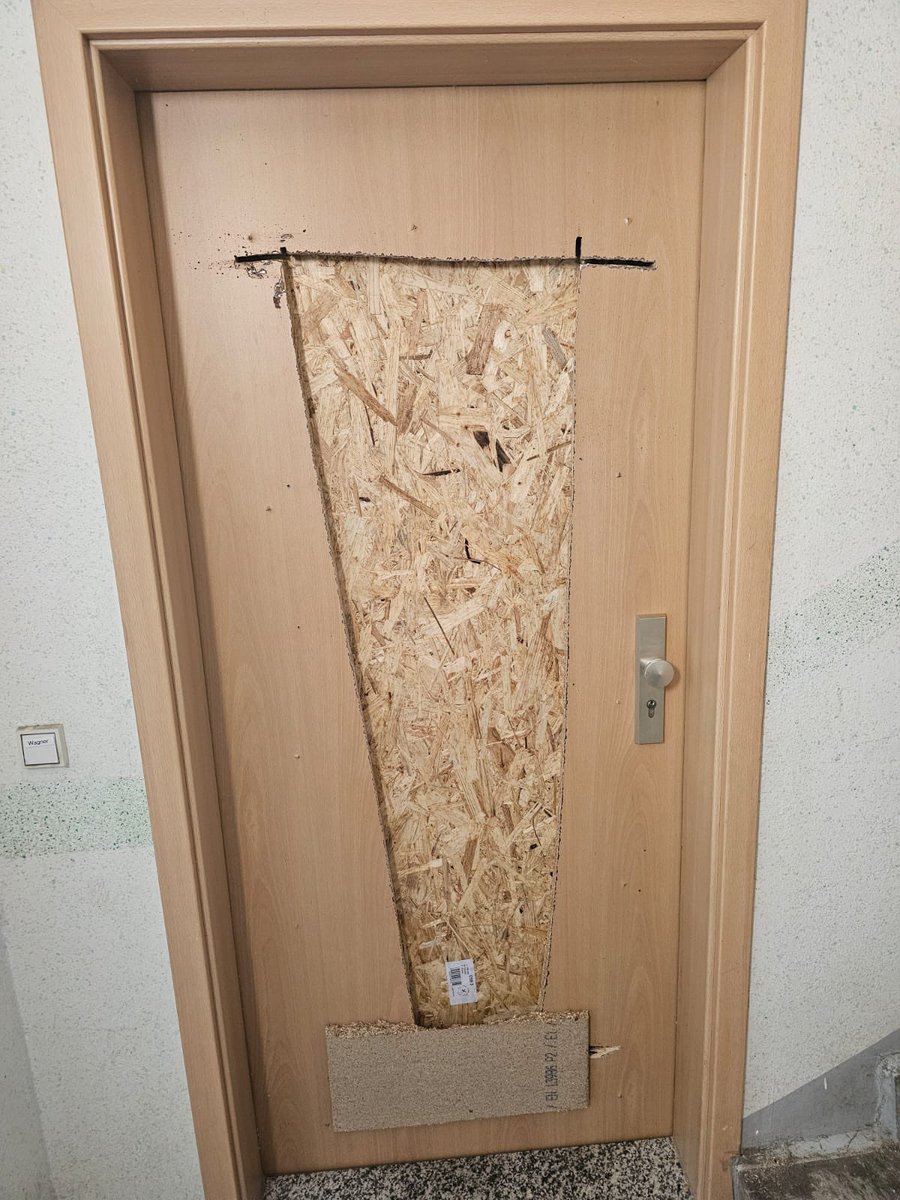 content_frank's tweet photo. Scheidungsproblem gelöst mit Kettensäge… https://t.co/exSuDPq2pZ