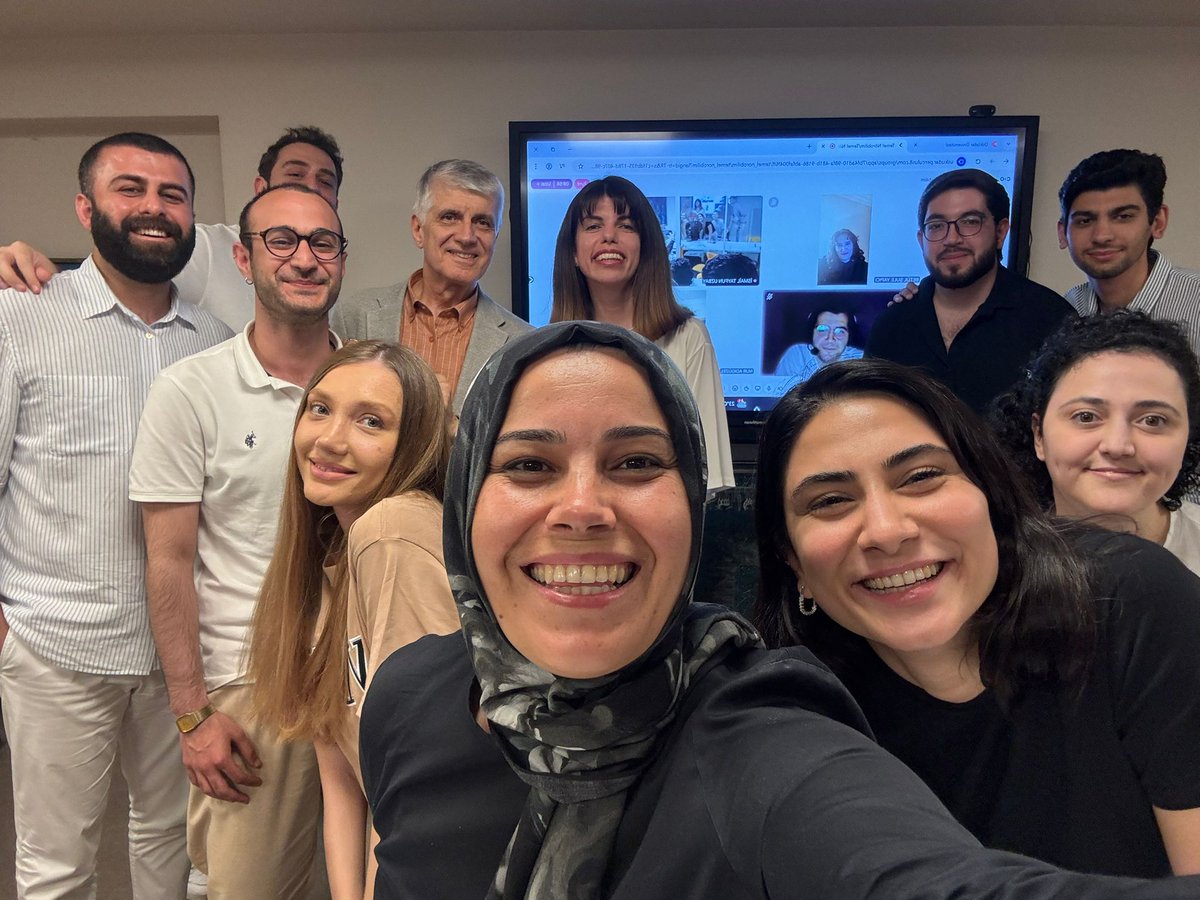 Nöropazarlama Yüksek Lisans programında dönemin son Temel Nörobilim dersini tamamladık. Çok keyifli ve dolu dolu  bir dönem oldu. Dersleri gerek yüzyüze gerekse eş zamanı on-line izleyen tüm öğrencilerime bundan sonrası için başarılar diliyorum. Yolları açık olsun.