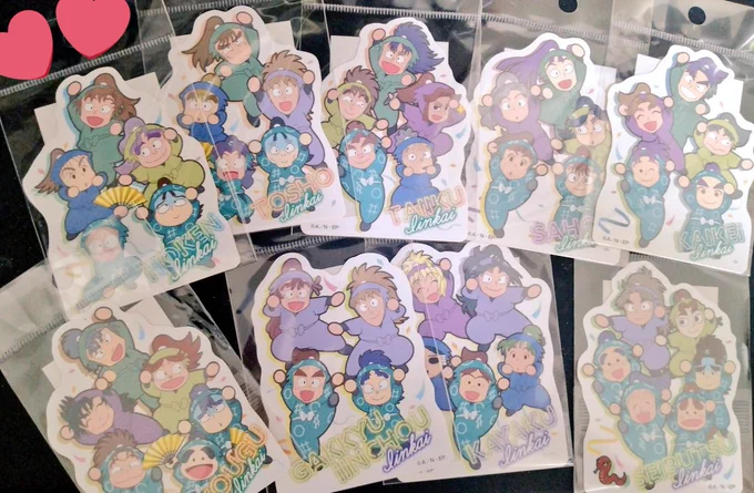 本日の戦利品〜! 欲しかった委員会ステッカー全種あって良かった…! 特典もキレイにコンプできて嬉しい…!ちゃんとシャッフルされてたんだろうなぁ