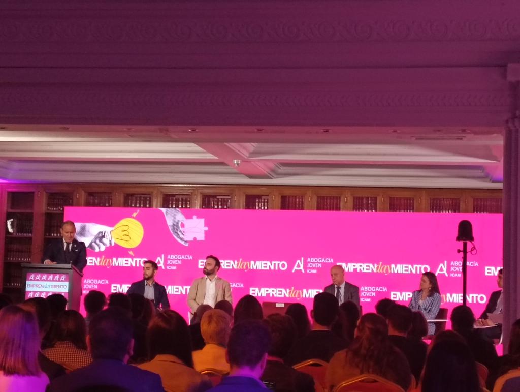 En el EmprenDAYmiento de la Abogacía Joven del ICAM, escuchando a nuestro Decano Eugenio Ribón presentando el acto y la Guía del emprendimiento para abogados que ha lanzado el ICAM junto además con un interesante servicio de mentoring que prestará el Colegio <a href="/icam_es/">Ilustre Colegio de la Abogacía de Madrid</a>