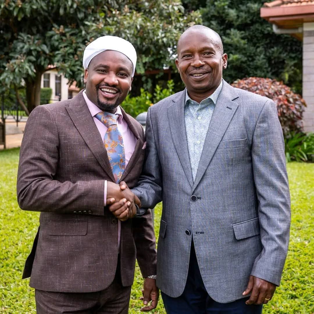 Mekatili_KE's tweet photo. Hii ndio ile #eastafricancoup Mhesh. @kimaningunjiri alitabiri kitambo. Kama sio Kanisa ni Mugithi. Yani ata #Samidoh yuko ndani? Wana mziki wapata tabu. Nani atawatetea kama sio @TFP_Kenya ?
#MukuruVibes #FarmersSweetDeal https://t.co/JkW4Ssn9bF