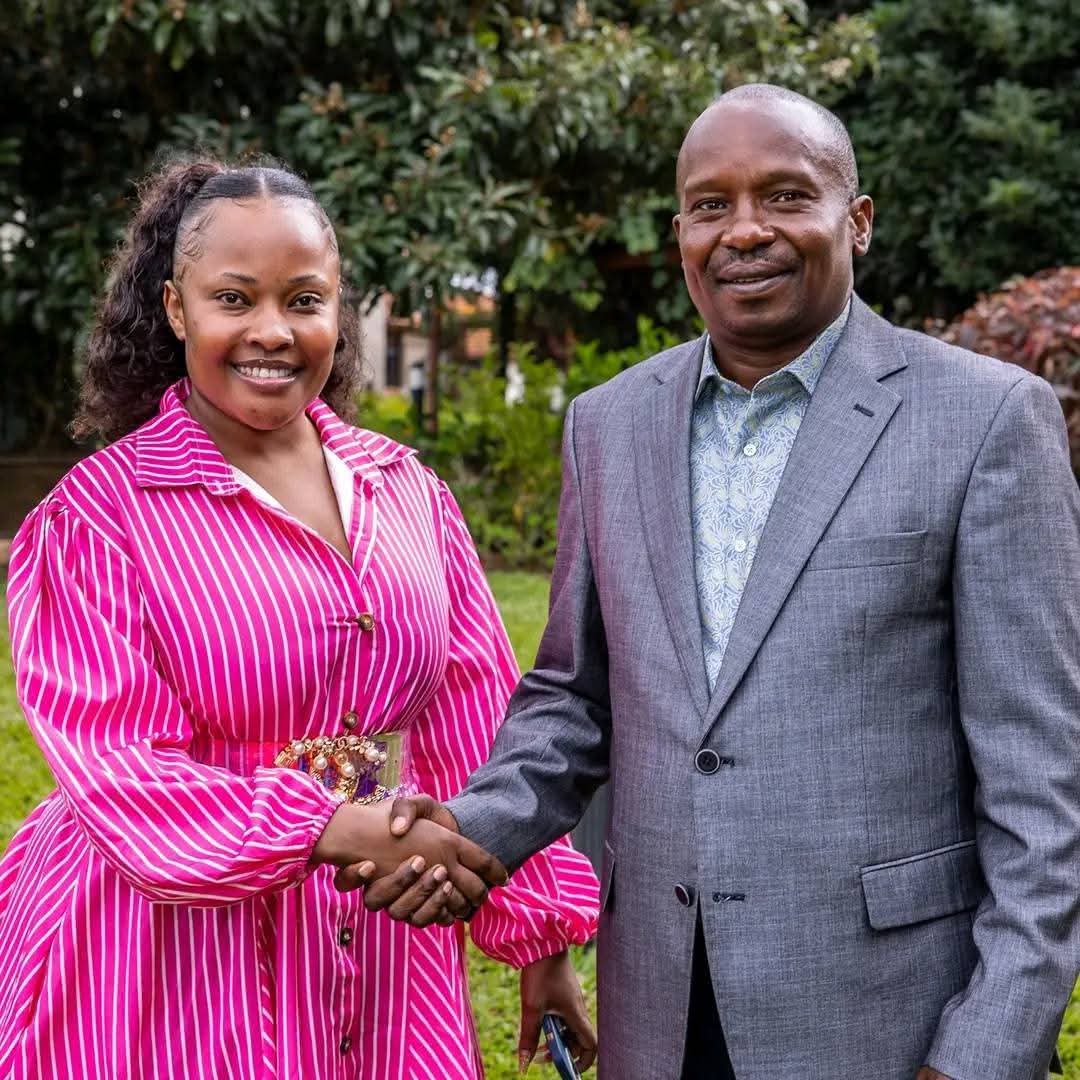 Mekatili_KE's tweet photo. Hii ndio ile #eastafricancoup Mhesh. @kimaningunjiri alitabiri kitambo. Kama sio Kanisa ni Mugithi. Yani ata #Samidoh yuko ndani? Wana mziki wapata tabu. Nani atawatetea kama sio @TFP_Kenya ?
#MukuruVibes #FarmersSweetDeal https://t.co/JkW4Ssn9bF