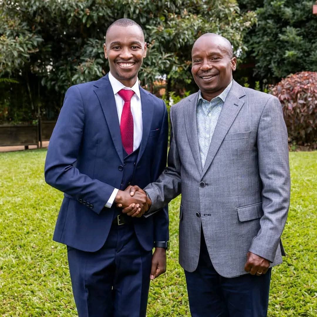 Mekatili_KE's tweet photo. Hii ndio ile #eastafricancoup Mhesh. @kimaningunjiri alitabiri kitambo. Kama sio Kanisa ni Mugithi. Yani ata #Samidoh yuko ndani? Wana mziki wapata tabu. Nani atawatetea kama sio @TFP_Kenya ?
#MukuruVibes #FarmersSweetDeal https://t.co/JkW4Ssn9bF