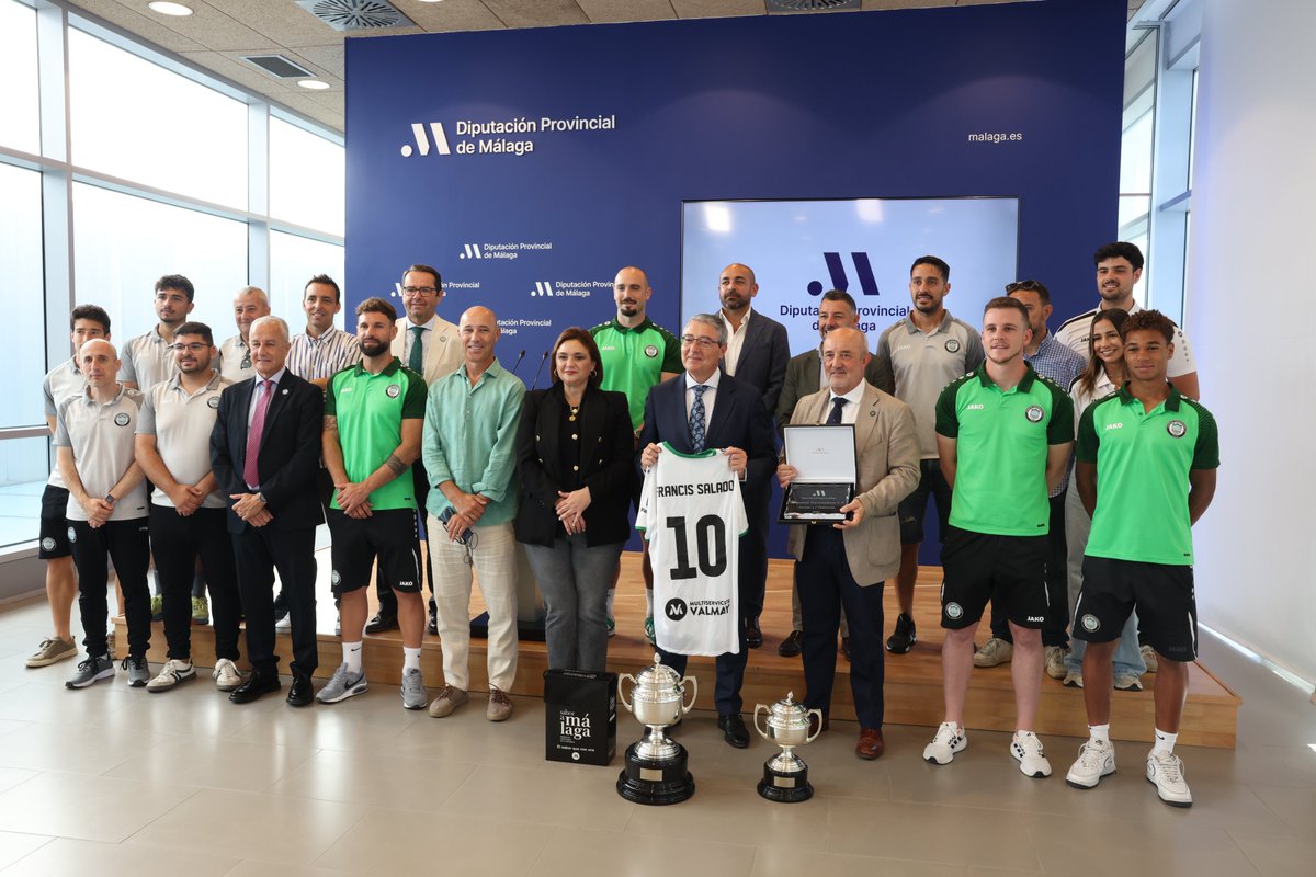 diputacionMLG's tweet photo. ⚽El presidente de la @diputacionMLG, @Francissalado, ha recibido hoy al @JTorremolinosCF tras su ascenso a Primera #RFEF.

🔝Han recibido las felicitaciones del presidente y una placa institucional conmemorativa de su ascenso a la tercera categoría del #fútbol español.

@rfef https://t.co/ksl4DX69oG