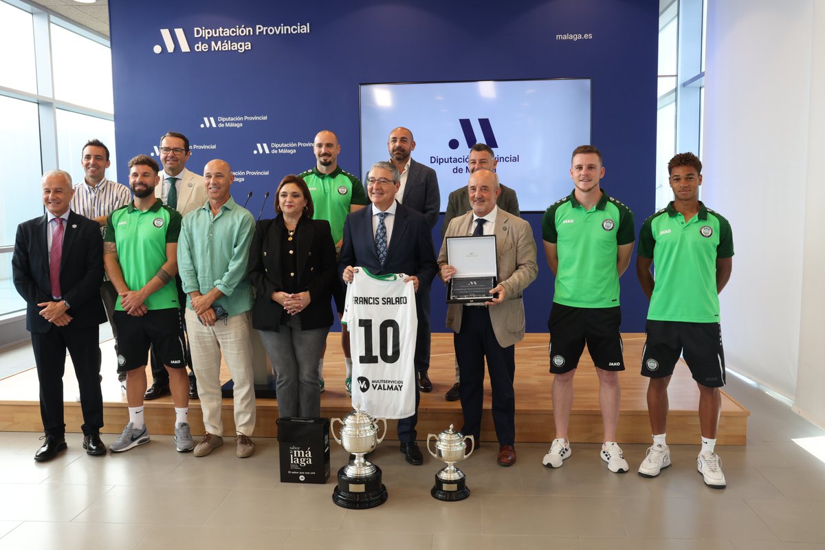 diputacionMLG's tweet photo. ⚽El presidente de la @diputacionMLG, @Francissalado, ha recibido hoy al @JTorremolinosCF tras su ascenso a Primera #RFEF.

🔝Han recibido las felicitaciones del presidente y una placa institucional conmemorativa de su ascenso a la tercera categoría del #fútbol español.

@rfef https://t.co/ksl4DX69oG