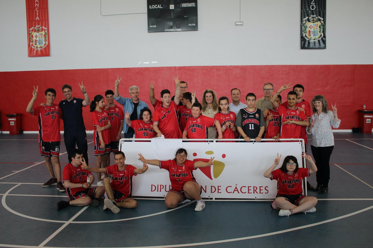 SanAntonioCc's tweet photo. Ayer por la mañana tuvimos la presentación de nuestro equipo inclusivo @Ceeproa con la presencia de la @DiputacionCC a la que agradecemos su apoyo.

¡Una mañana emocionante en la que nuestros chic@s recibieron sus equipaciones! 

¡Comienza un proyecto ilusionante!

@Ayto_Caceres https://t.co/o3hnUW3Wcz