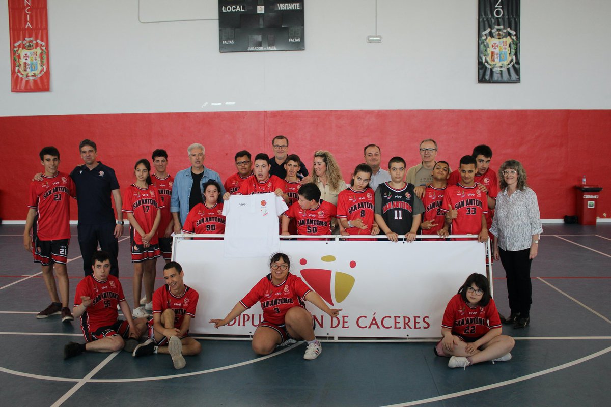 SanAntonioCc's tweet photo. Ayer por la mañana tuvimos la presentación de nuestro equipo inclusivo @Ceeproa con la presencia de la @DiputacionCC a la que agradecemos su apoyo.

¡Una mañana emocionante en la que nuestros chic@s recibieron sus equipaciones! 

¡Comienza un proyecto ilusionante!

@Ayto_Caceres https://t.co/o3hnUW3Wcz