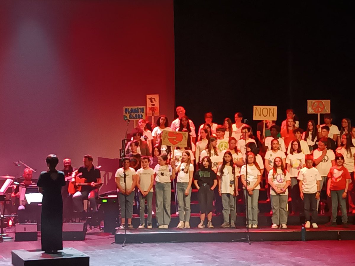 Hier soir, au théâtre La Passerelle de Gap, avait lieu la première de « Luttons en chœur » projet des chorales scolaires des Hautes-Alpes réunissant 360 collégiens de 10 établissements. Trois soirées 🎶🎤🎹🥁🎸🪗 pour porter un répertoire engagé autour de l’écologie, de la guerre