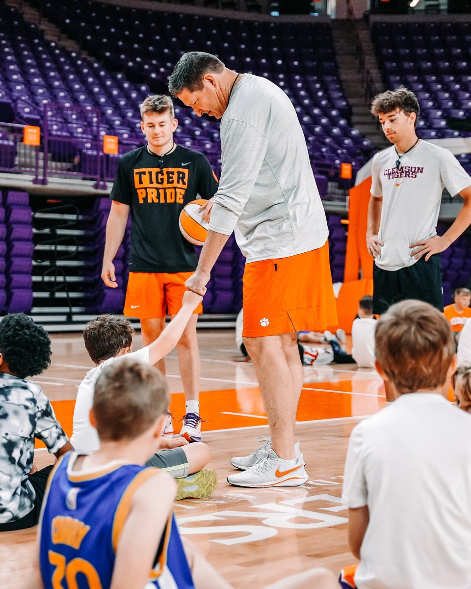 ClemsonMBB's tweet image. Still time to sign up for Brad Brownell Boys Basketball Camp! June 9-12!!

clemsontigers.com/brad-brownell-…