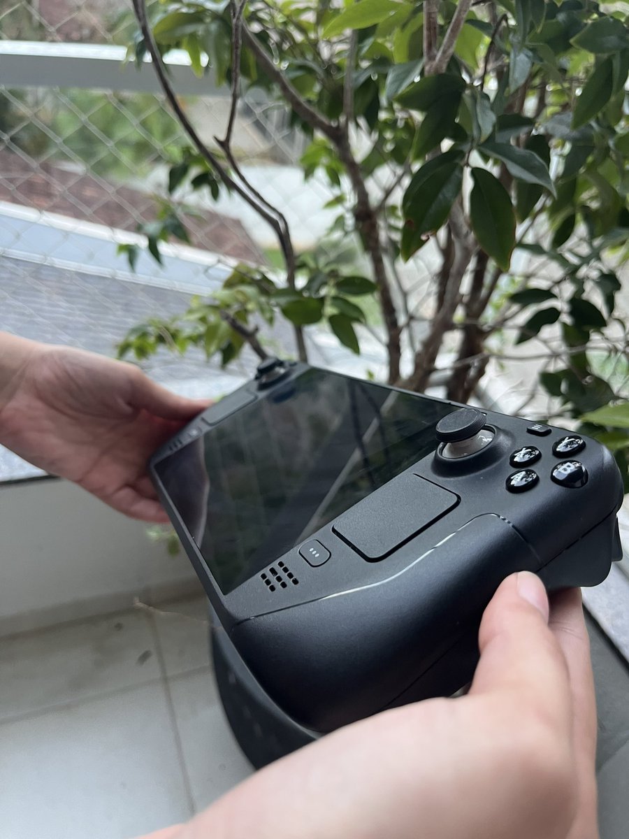 amopombos's tweet photo. Vendo STEAM DECK importado

64gb 

Defeito no L1 e L2, mas podem ser remapeados para os botões traseiros dele, portanto não perde funcionalidade nos jogos que precisam desses botões. 

Vem com carregador e capinha originais

R$3300

RT pra ajudar a divulgar https://t.co/akLzJF44MH