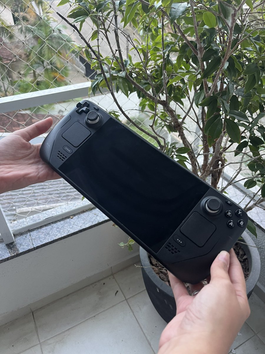amopombos's tweet photo. Vendo STEAM DECK importado

64gb 

Defeito no L1 e L2, mas podem ser remapeados para os botões traseiros dele, portanto não perde funcionalidade nos jogos que precisam desses botões. 

Vem com carregador e capinha originais

R$3300

RT pra ajudar a divulgar https://t.co/akLzJF44MH