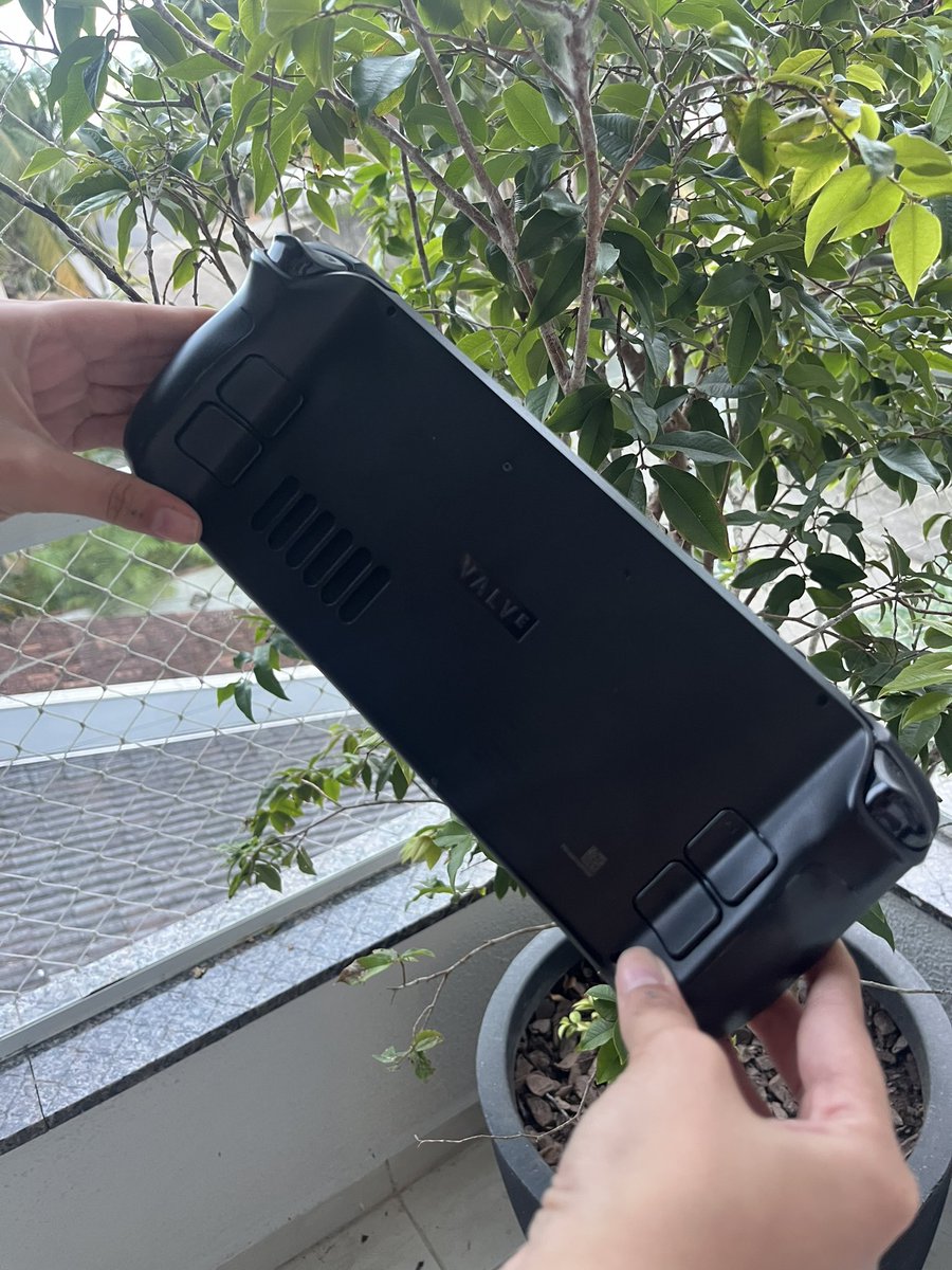amopombos's tweet photo. Vendo STEAM DECK importado

64gb 

Defeito no L1 e L2, mas podem ser remapeados para os botões traseiros dele, portanto não perde funcionalidade nos jogos que precisam desses botões. 

Vem com carregador e capinha originais

R$3300

RT pra ajudar a divulgar https://t.co/akLzJF44MH