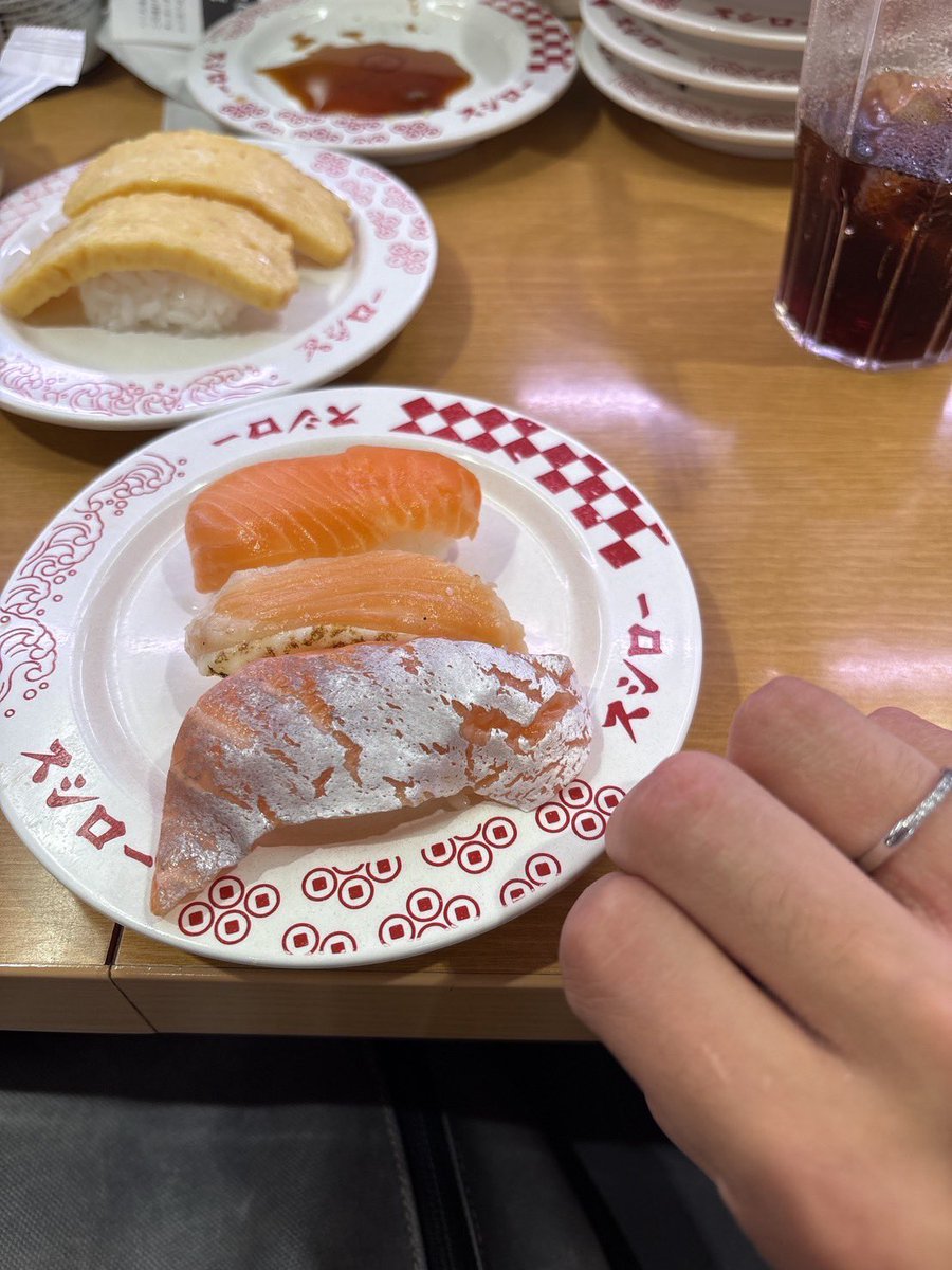 __sakurabbit's tweet photo. 付き合って5年半年になりました。
前夜祭はちょっと豪華にケーキでお祝い🐰
今日は2人ともスシローに行って同じもの食べて、会えてないけど一緒に食べてる気分で幸せでした💫 https://t.co/7XKKt8dz39